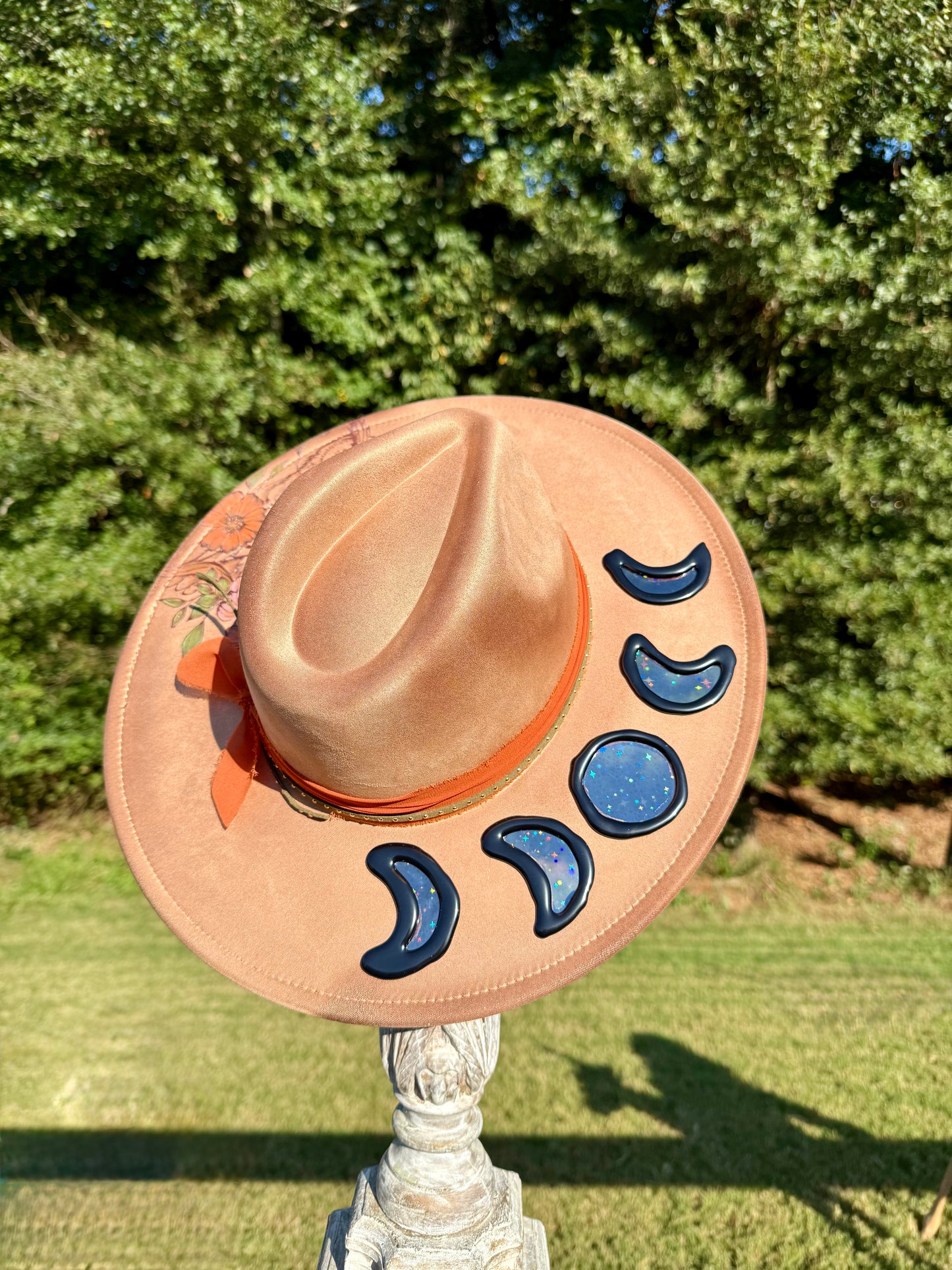 Owl wide brim with holographic windows