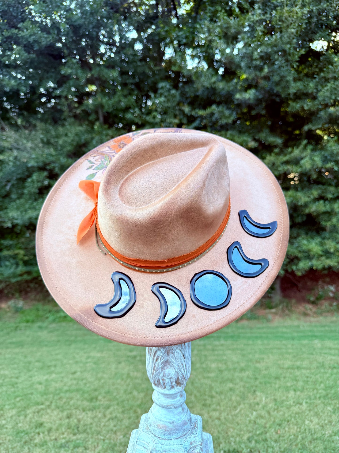 Owl wide brim with holographic windows